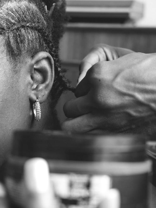 Après avoir retiré ses tresses : la routine douce pour démêler, laver et repartir sans tirer