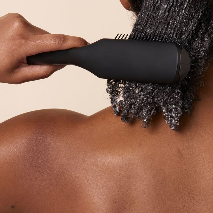 Démêler des cheveux crépus sans transformer le wash day en séance de casse